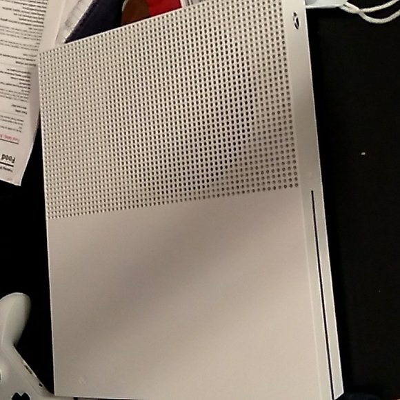 Xbox One S - Picture 2 of 3